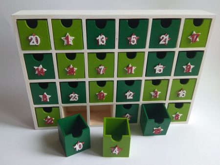 Fa adventi naptár - fehér alapon, piros, zöld, díszítéssel, fa számokkal - Pénzajándékok